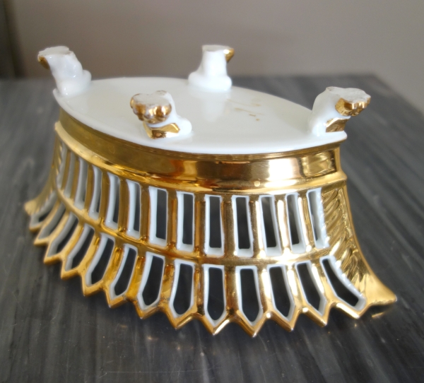 Coupe ajourée de forme navette, porcelaine de Paris dorée à l'or, époque Empire / Restauration
