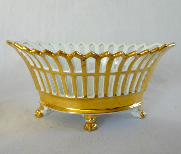 Coupe ajourée de forme navette, porcelaine de Paris dorée à l'or, époque Empire / Restauration