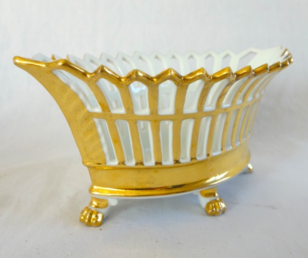 Coupe ajourée de forme navette, porcelaine de Paris dorée à l'or, époque Empire / Restauration