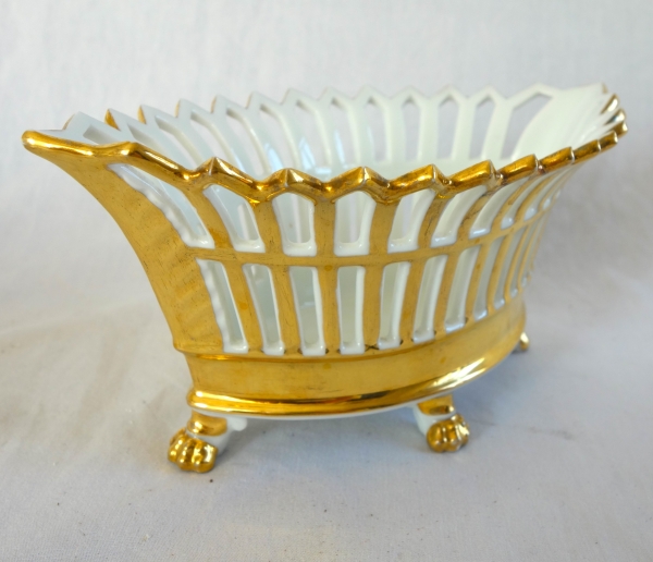 Coupe ajourée de forme navette, porcelaine de Paris dorée à l'or, époque Empire / Restauration