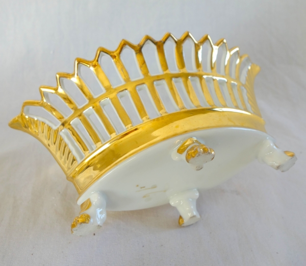 Coupe ajourée de forme navette, porcelaine de Paris dorée à l'or, époque Empire / Restauration