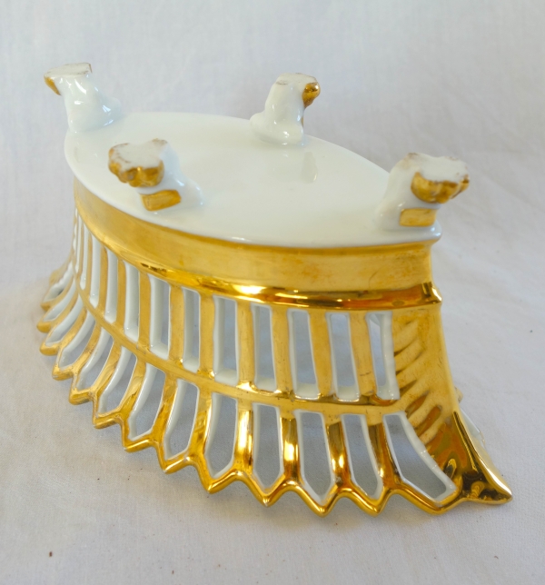 Coupe ajourée de forme navette, porcelaine de Paris dorée à l'or, époque Empire / Restauration
