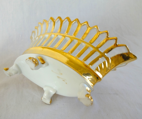 Coupe ajourée de forme navette, porcelaine de Paris dorée à l'or, époque Empire / Restauration