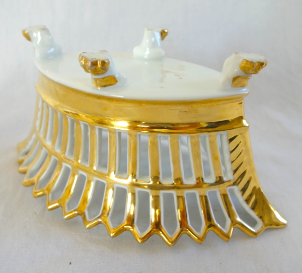 Coupe ajourée de forme navette, porcelaine de Paris dorée à l'or, époque Empire / Restauration