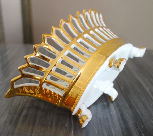 Coupe ajourée de forme navette, porcelaine de Paris dorée à l'or, époque Empire / Restauration