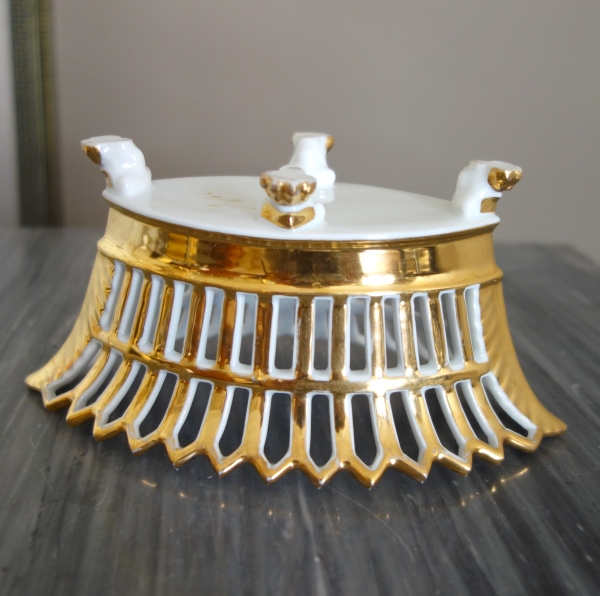 Coupe ajourée de forme navette, porcelaine de Paris dorée à l'or, époque Empire / Restauration