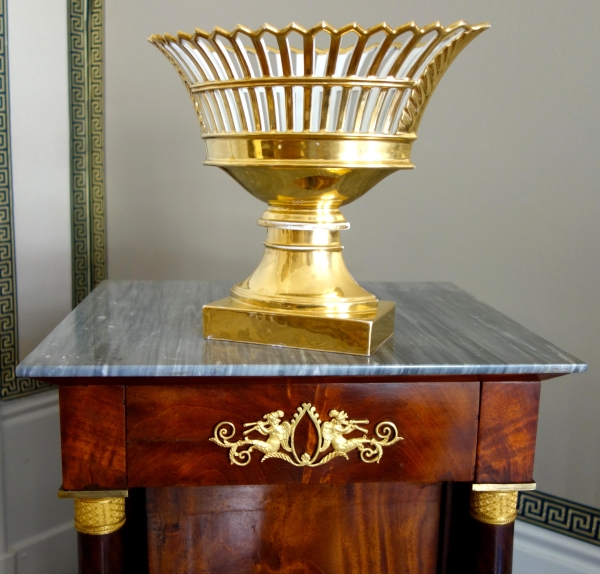 Empire Paris porcelain reticulated cup enhanced with fine gold, early 19th century