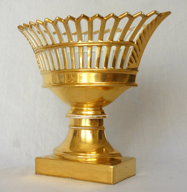 Empire Paris porcelain reticulated cup enhanced with fine gold, early 19th century