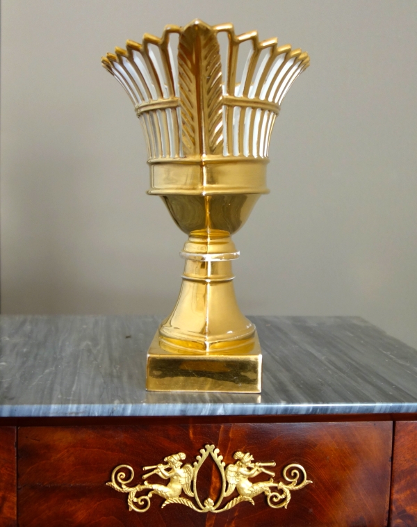 Empire Paris porcelain reticulated cup enhanced with fine gold, early 19th century