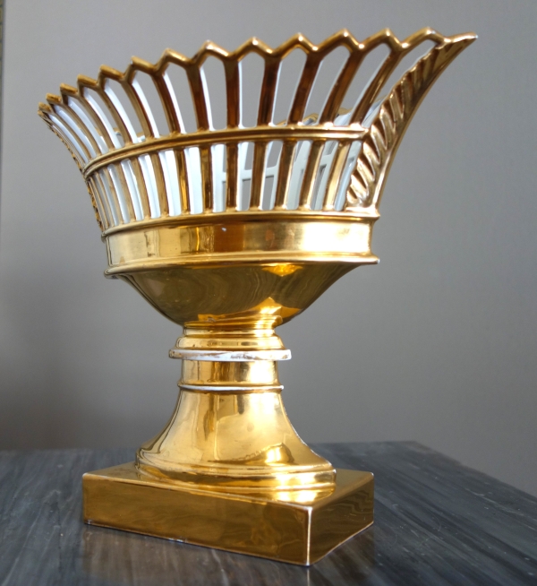 Empire Paris porcelain reticulated cup enhanced with fine gold, early 19th century