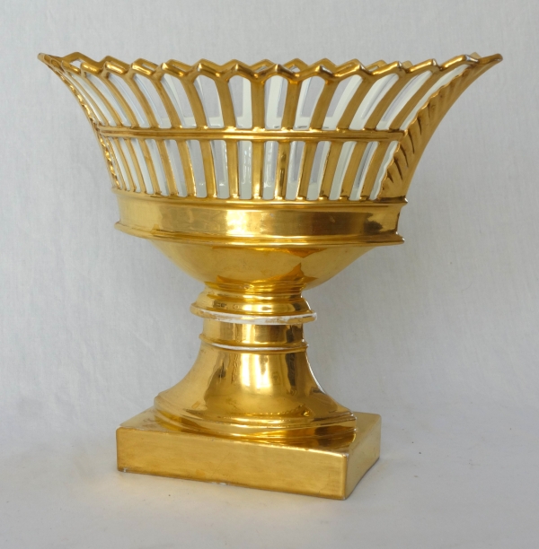 Empire Paris porcelain reticulated cup enhanced with fine gold, early 19th century