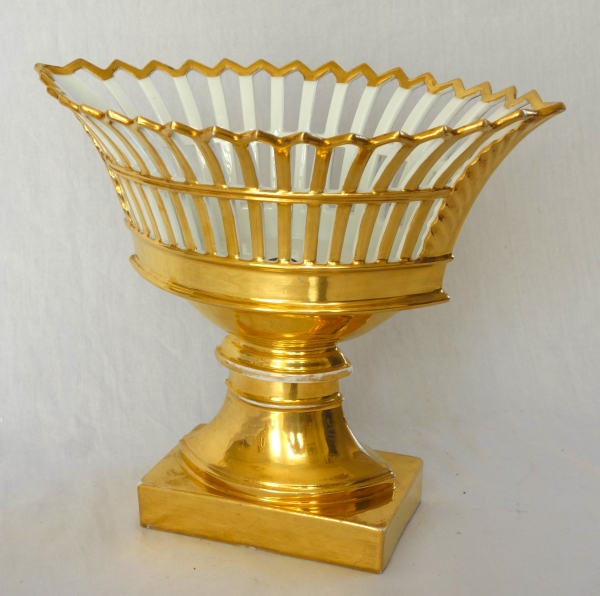 Empire Paris porcelain reticulated cup enhanced with fine gold, early 19th century