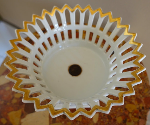 Coupe ajourée en porcelaine de Paris dorée à l'or d'époque Empire - Restauration