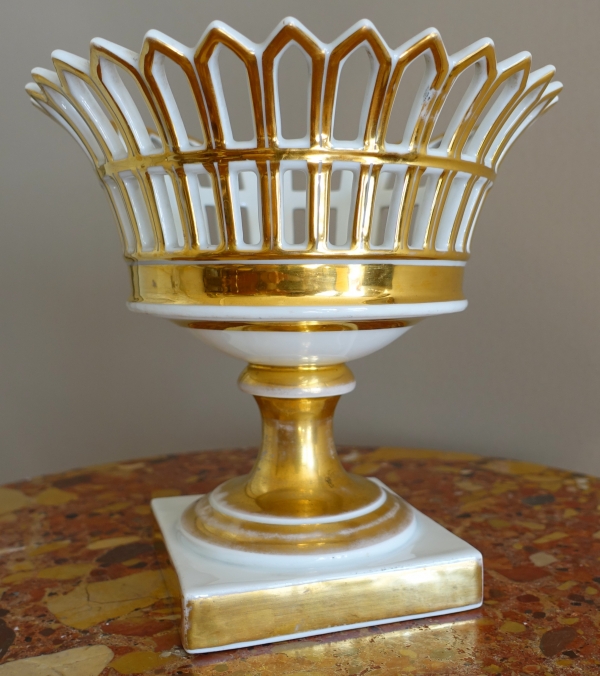 Coupe ajourée en porcelaine de Paris dorée à l'or d'époque Empire - Restauration