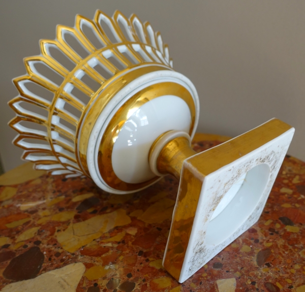 Coupe ajourée en porcelaine de Paris dorée à l'or d'époque Empire - Restauration