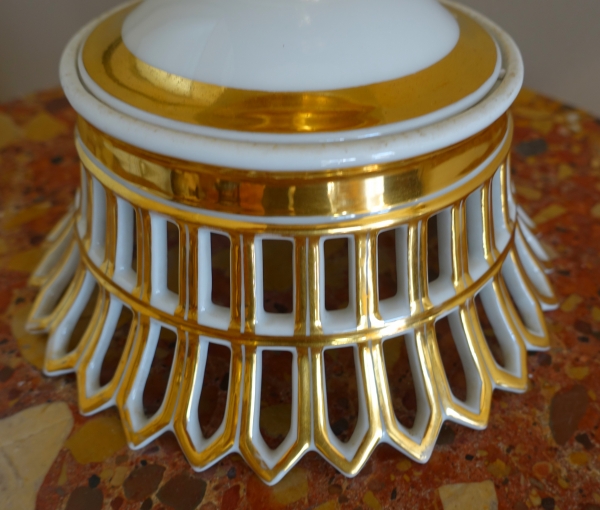 Coupe ajourée en porcelaine de Paris dorée à l'or d'époque Empire - Restauration