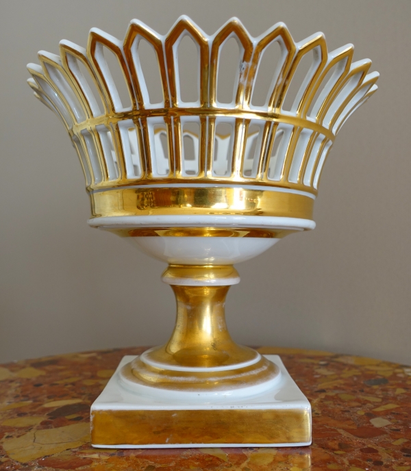 Coupe ajourée en porcelaine de Paris dorée à l'or d'époque Empire - Restauration