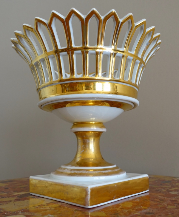 Coupe ajourée en porcelaine de Paris dorée à l'or d'époque Empire - Restauration