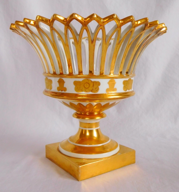 Nast : grande coupe ajourée en porcelaine dorée à l'or fin d'époque Empire / Restauration