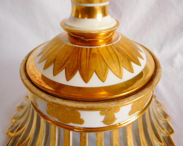 Nast : grande coupe ajourée en porcelaine dorée à l'or fin d'époque Empire / Restauration