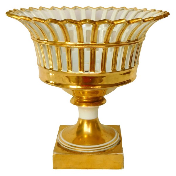 Coupe ajourée en porcelaine de Paris dorée à l'or d'époque Empire / Restauration