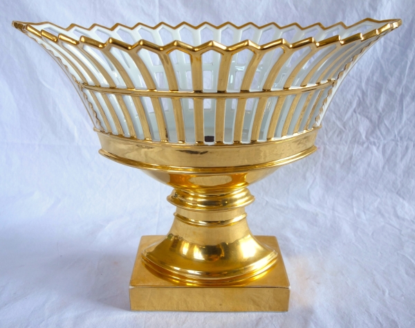 Paris porcelain reticulated cup enhanced with fine gold, early 19th century