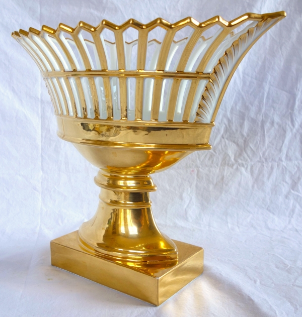 Paris porcelain reticulated cup enhanced with fine gold, early 19th century