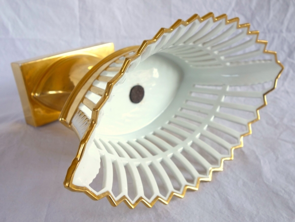 Paris porcelain reticulated cup enhanced with fine gold, early 19th century