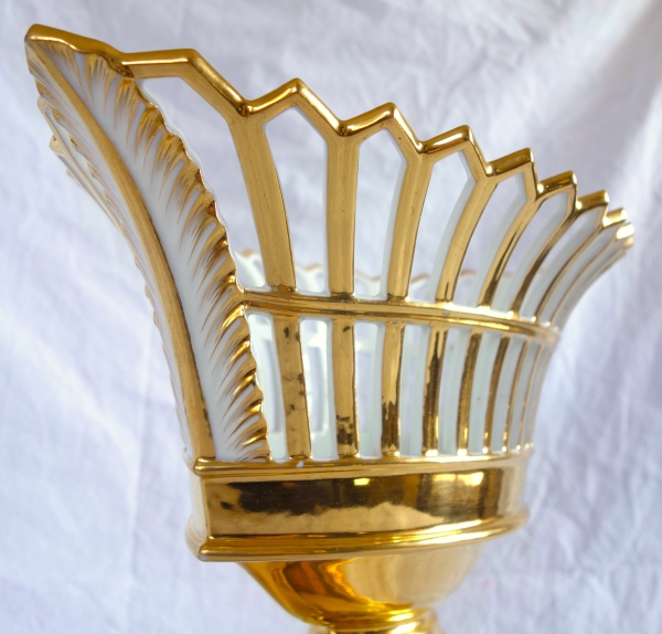 Paris porcelain reticulated cup enhanced with fine gold, early 19th century