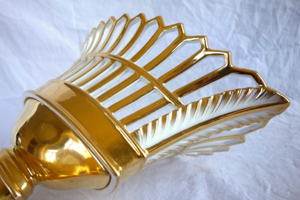 Paris porcelain reticulated cup enhanced with fine gold, early 19th century