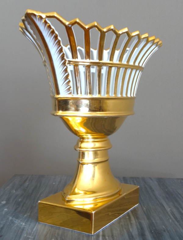 Paris porcelain reticulated cup enhanced with fine gold, early 19th century