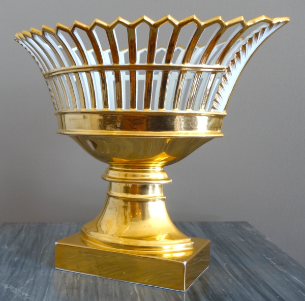 Paris porcelain reticulated cup enhanced with fine gold, early 19th century