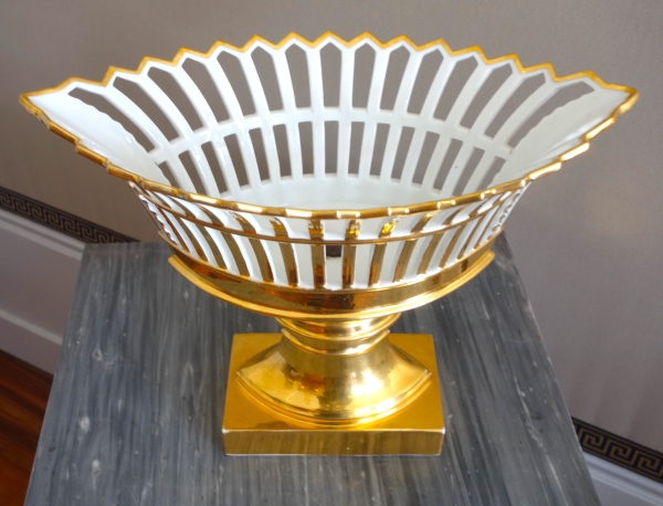 Paris porcelain reticulated cup enhanced with fine gold, early 19th century