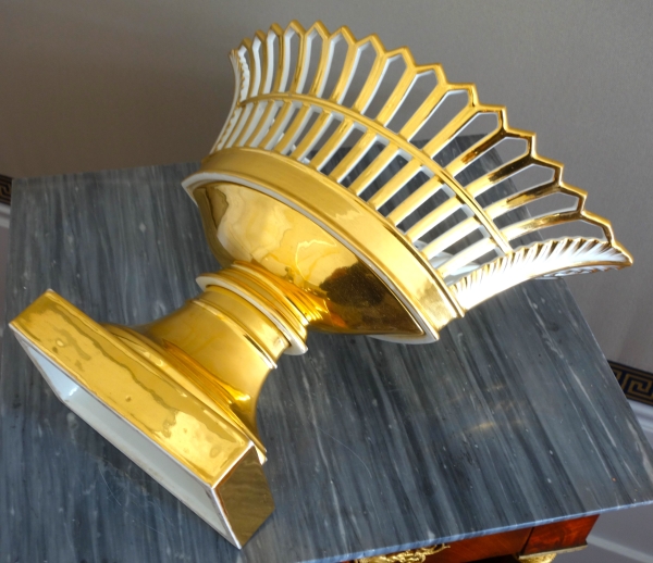 Paris porcelain reticulated cup enhanced with fine gold, early 19th century