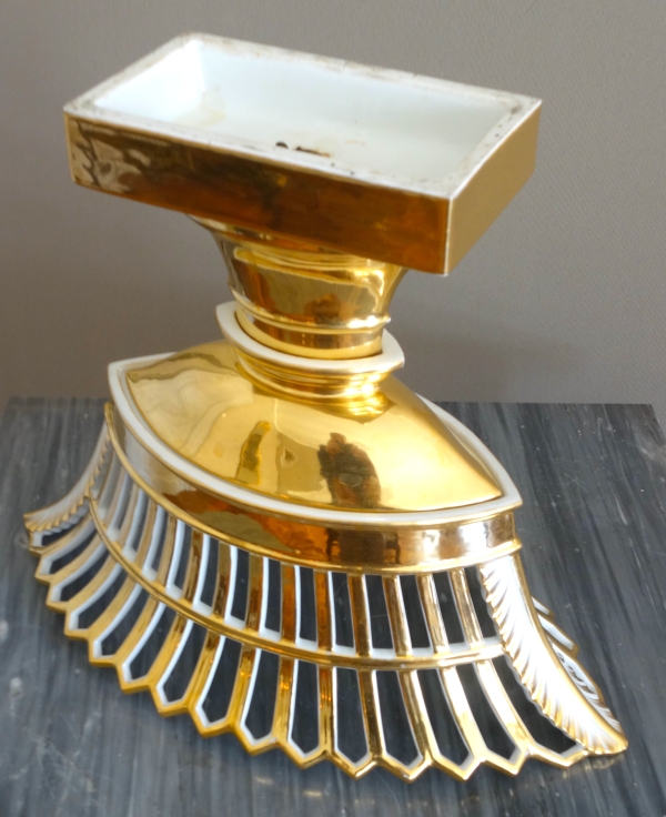 Paris porcelain reticulated cup enhanced with fine gold, early 19th century