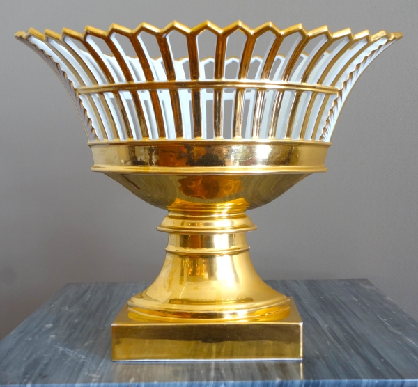 Paris porcelain reticulated cup enhanced with fine gold, early 19th century