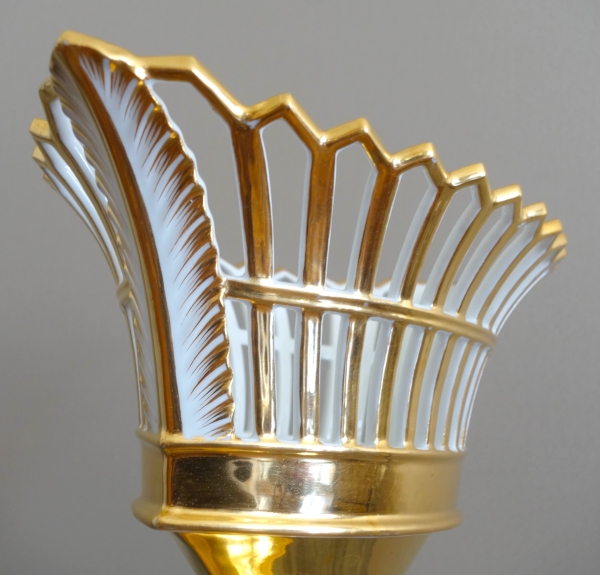 Paris porcelain reticulated cup enhanced with fine gold, early 19th century