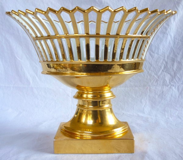 Paris porcelain reticulated cup enhanced with fine gold, early 19th century