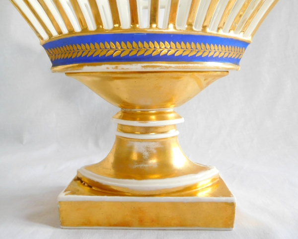 Coupe ajourée en porcelaine de Paris bleue et or d'époque Empire / Restauration