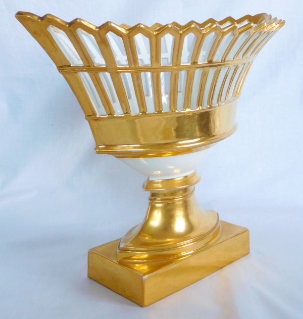 Grande coupe ajourée en porcelaine de Paris dorée à l'or, époque Empire / Restauration