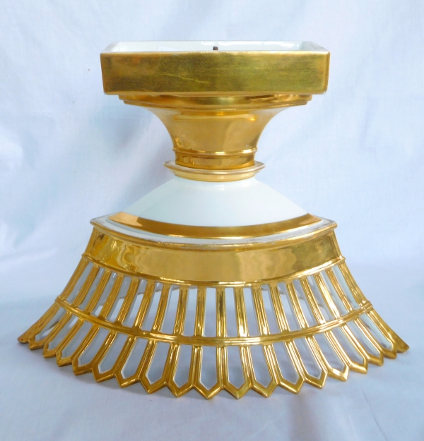 Grande coupe ajourée en porcelaine de Paris dorée à l'or, époque Empire / Restauration
