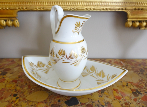 Ensemble lavabo en porcelaine de Paris, aiguière et son bassin à décor blanc & or, époque Empire