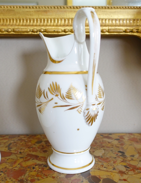 Ensemble lavabo en porcelaine de Paris, aiguière et son bassin à décor blanc & or, époque Empire