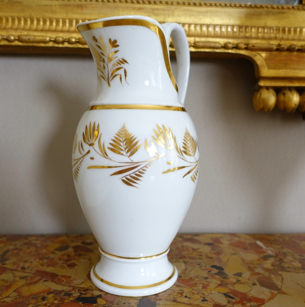 Ensemble lavabo en porcelaine de Paris, aiguière et son bassin à décor blanc & or, époque Empire