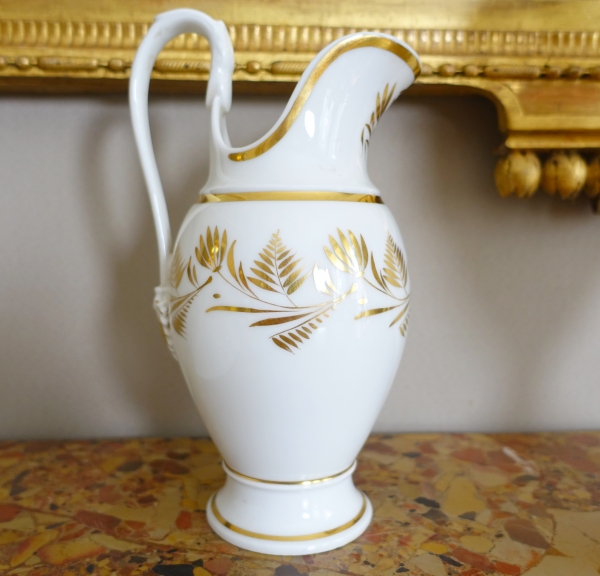 Ensemble lavabo en porcelaine de Paris, aiguière et son bassin à décor blanc & or, époque Empire