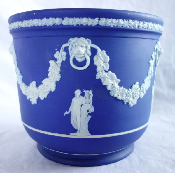 Wedgwood : grand cache-pot / centre de table néoclassique en porcelaine biscuit bleu foncé