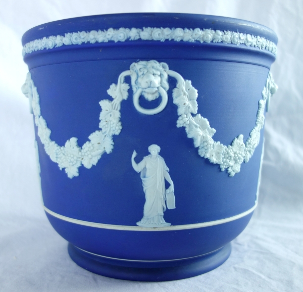 Wedgwood : grand cache-pot / centre de table néoclassique en porcelaine biscuit bleu foncé
