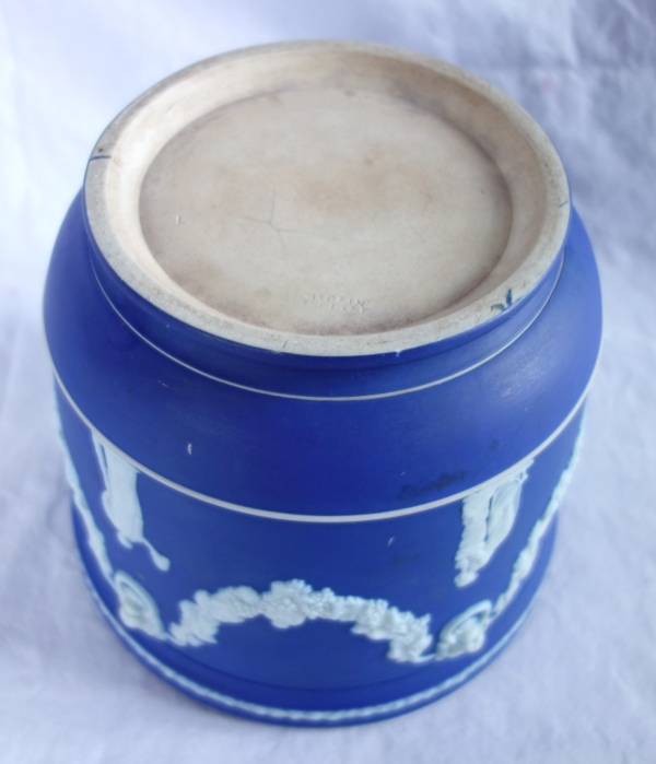 Wedgwood : grand cache-pot / centre de table néoclassique en porcelaine biscuit bleu foncé