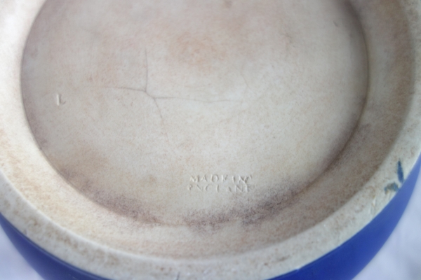 Wedgwood : grand cache-pot / centre de table néoclassique en porcelaine biscuit bleu foncé