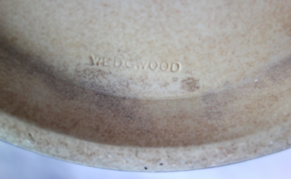 Wedgwood : grand cache-pot / centre de table néoclassique en porcelaine biscuit bleu foncé